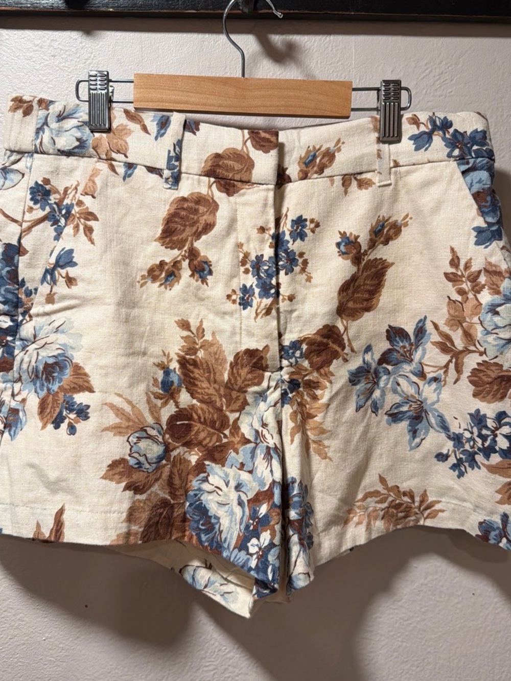 Abercrombie& Fitch Linen-blend floral tailored shorts. - Picture 1 of 4
